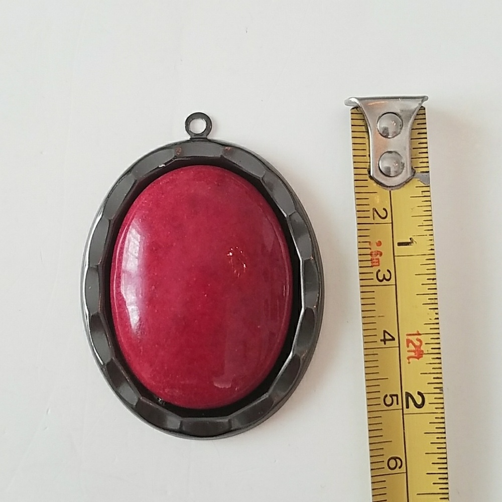 FAUX RED JADE NECKLACE - Picture 2 of 3